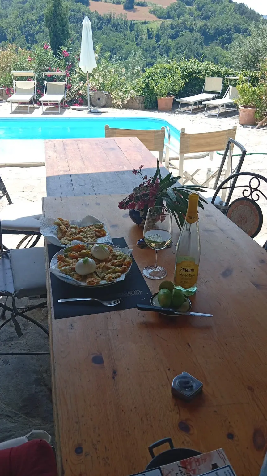 Aperitivo romagnolo sul tavolo accanto alla piscina