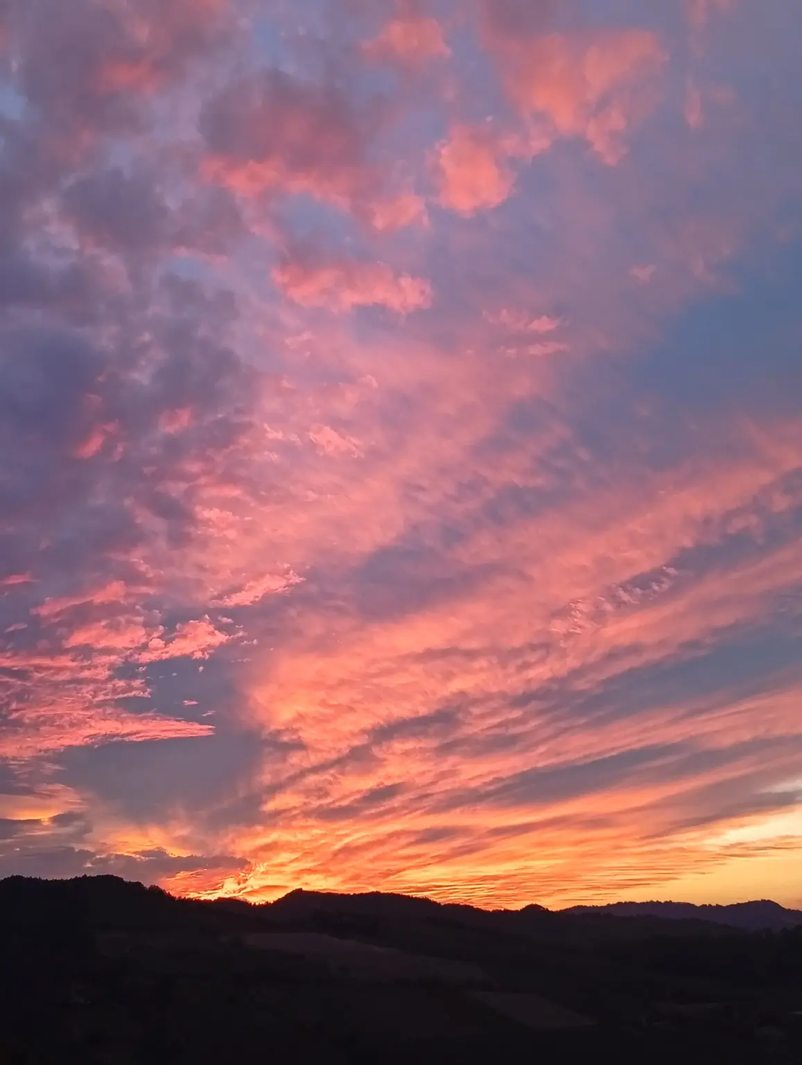 Cielo colorato al tramonto sulle colline di Modigliana