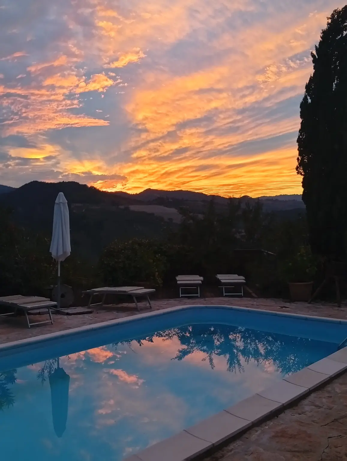 Tramonto rosa riflesso nella piscina panoramica