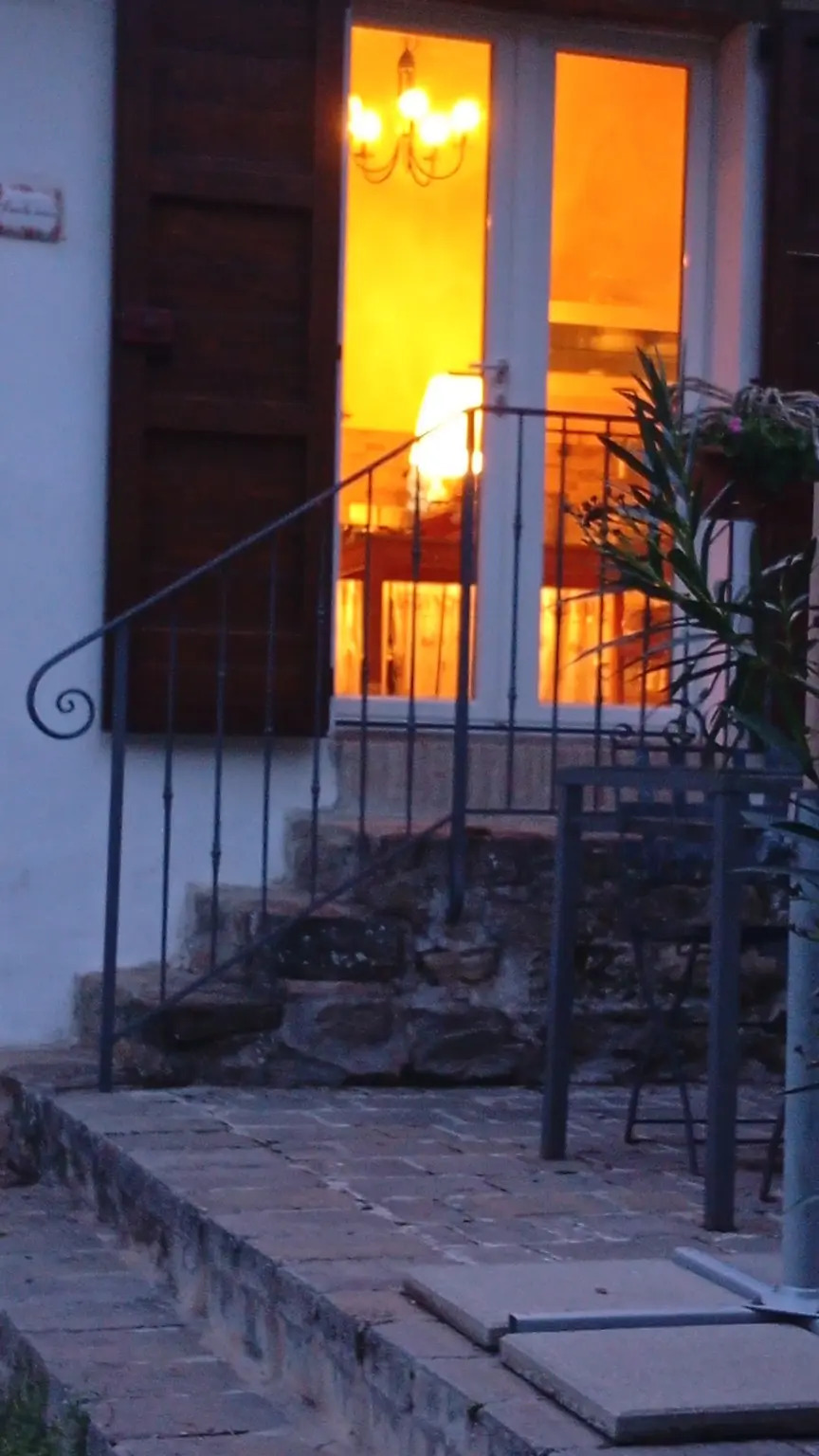 Ingresso illuminato del casale al calare della sera