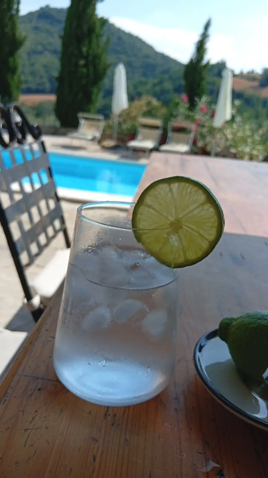 Bevanda fresca con vista sulla piscina e sulle colline